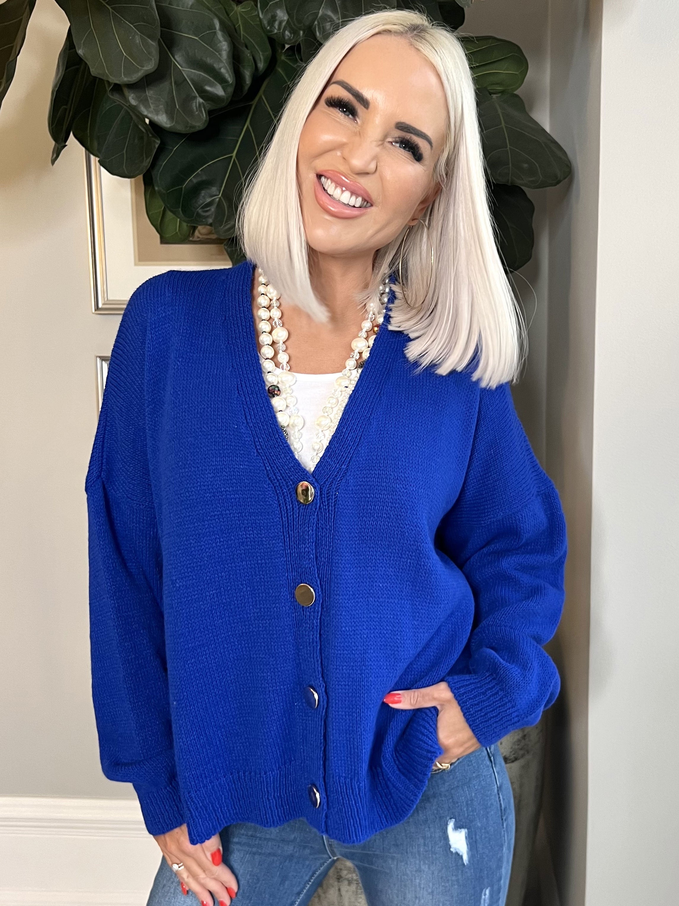 Susana - Kort strikcardigan med skinnende knapper